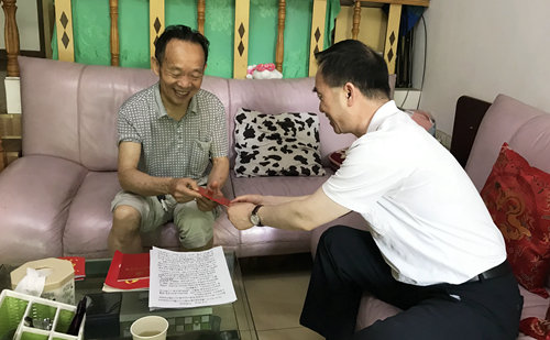集團領導看望慰問離退休黨員、基層困難黨員和年輕黨員(圖3)