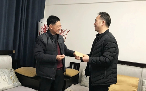 集團領(lǐng)導(dǎo)春節(jié)前走訪慰問一線職工、困難職工和離退休老干部(圖2)