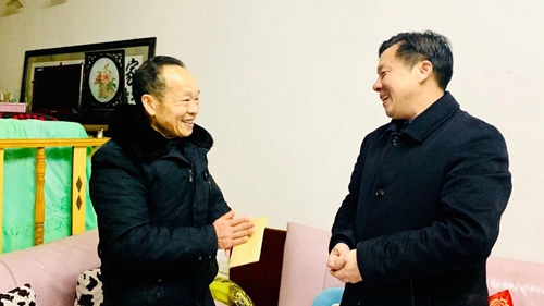 集團領(lǐng)導(dǎo)春節(jié)前走訪慰問一線職工、困難職工和離退休老干部(圖3)