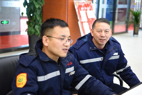集團領(lǐng)導(dǎo)春節(jié)前走訪慰問一線職工、困難職工和離退休老干部(圖4)