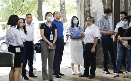 貴州省第三屆省長質(zhì)量獎(jiǎng)評(píng)審專家組到金沙酒業(yè)現(xiàn)場(chǎng)評(píng)審(圖3)
