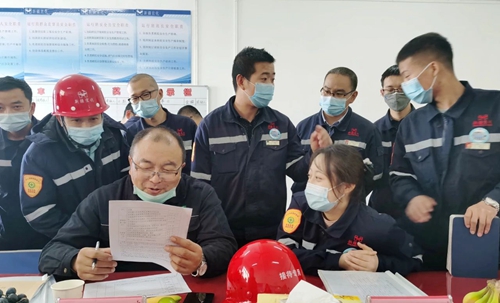 新疆宜化氯堿分廠氯乙烯三班、合成二班榮獲準(zhǔn)東開發(fā)區(qū)安全標(biāo)準(zhǔn)化示范班組稱號(圖3)