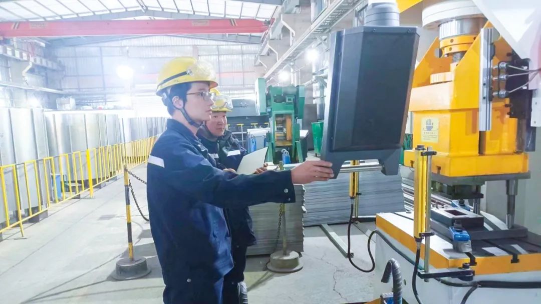 青海宜化電石分廠電極殼班：加強標準化建設，保障電石爐長周期穩(wěn)定運行(圖3)
