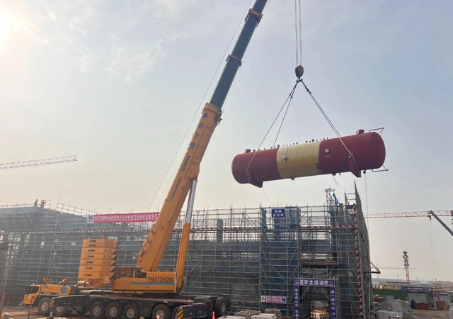 首臺大型設(shè)備“落戶”，氯堿新能源項(xiàng)目吹響工程設(shè)備安裝新號角！