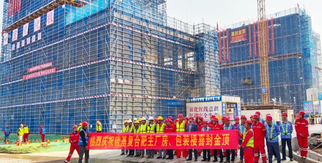 化機(jī)公司黨委書記、董事長、總經(jīng)理?xiàng)钪袧傻匠琼?xiàng)目現(xiàn)場(chǎng)辦公(圖2)