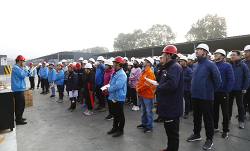 熱火朝天！集團(tuán)總部140余人到股份公司氯堿分廠開展勞動(dòng)