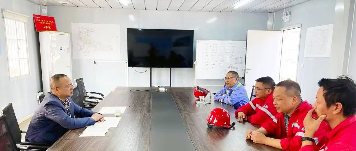 化機公司黨委書記、董事長、總經(jīng)理楊中澤到楚星項目現(xiàn)場辦公