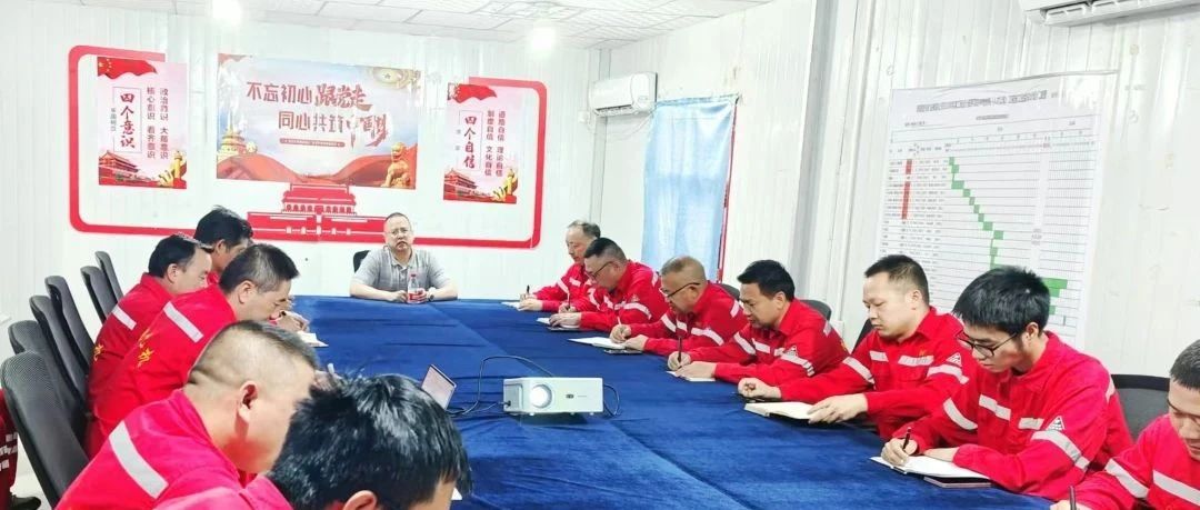 化機(jī)公司黨委書記、董事長(zhǎng)、總經(jīng)理?xiàng)钪袧傻叫陆?xiàng)目部現(xiàn)場(chǎng)辦公